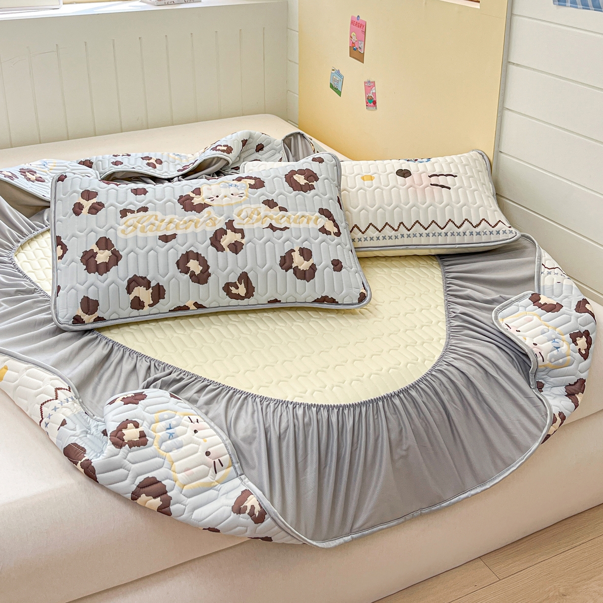 91家纺网 家纺一手货源 找家纺 摩妮卡 2026春夏新款凉感丝印花小清新乳胶凉席席子床笠款三件套 开花猫猫