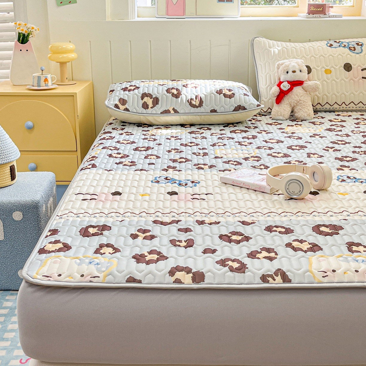 91家纺网 家纺一手货源 找家纺 摩妮卡 2026春夏新款凉感丝印花小清新乳胶凉席席子床笠款三件套 开花猫猫