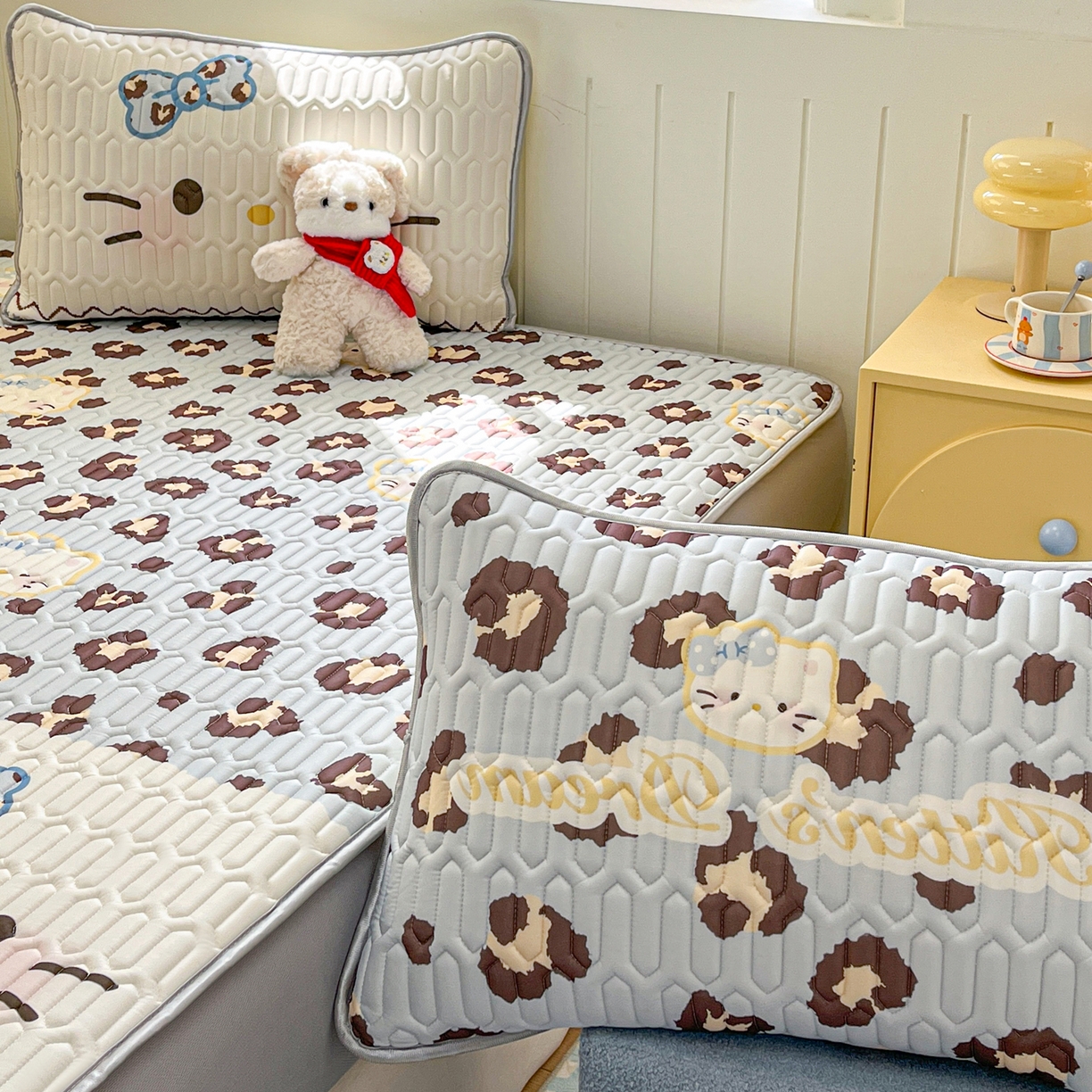 91家纺网 家纺一手货源 找家纺 摩妮卡 2026春夏新款凉感丝印花小清新乳胶凉席席子床笠款三件套 开花猫猫