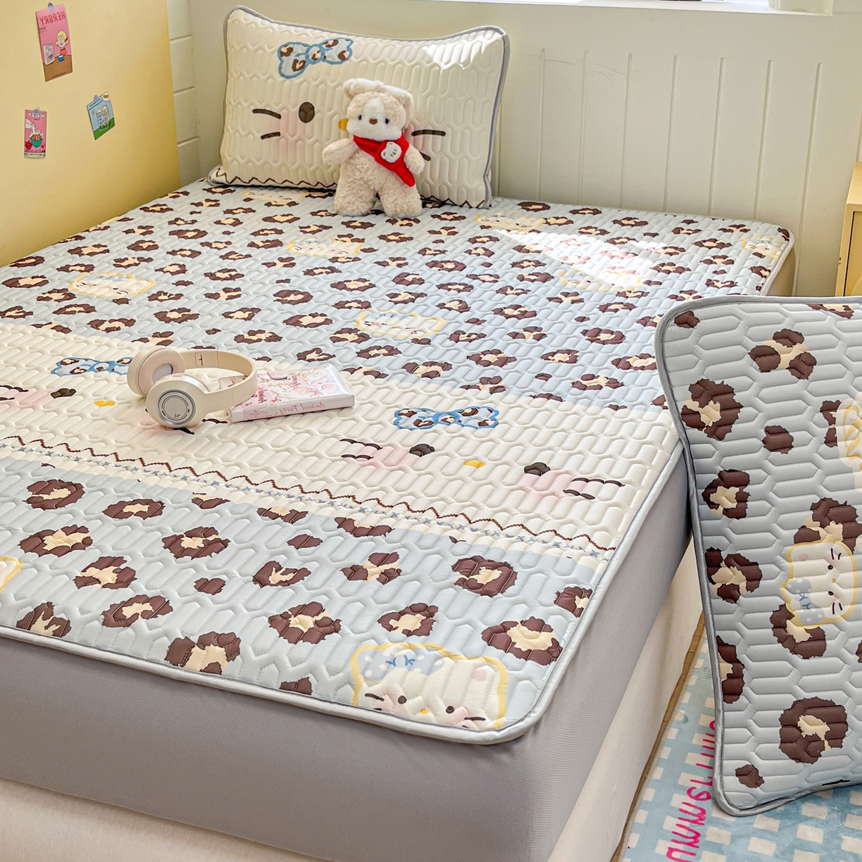 91家纺网 家纺一手货源 找家纺 摩妮卡 2026春夏新款凉感丝印花小清新乳胶凉席席子床笠款三件套 开花猫猫