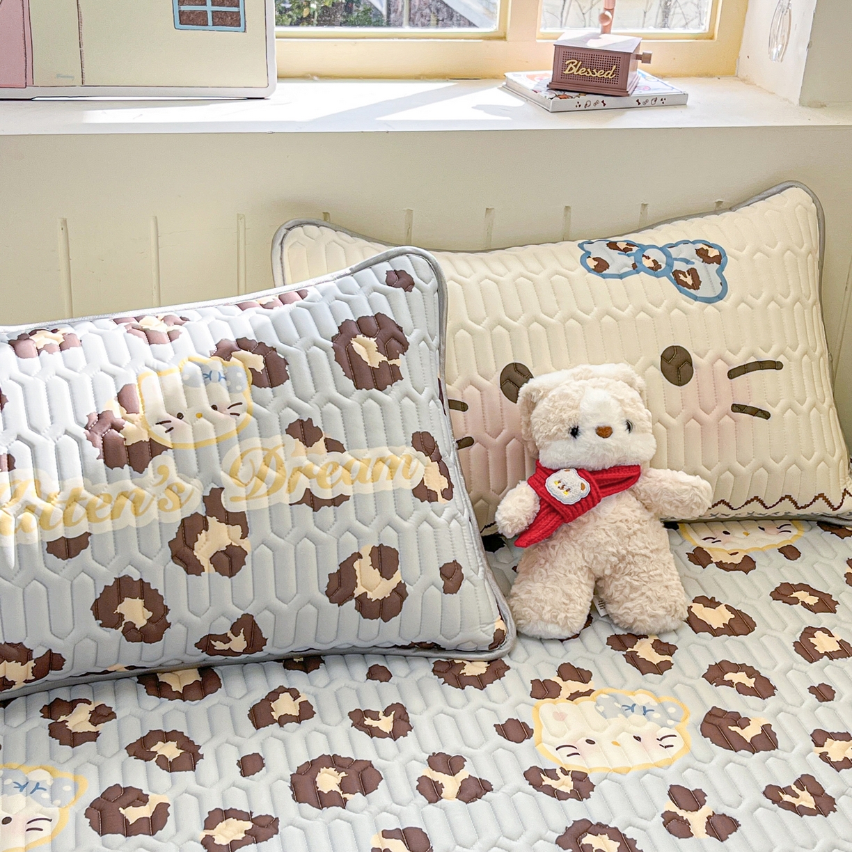 91家纺网 家纺一手货源 找家纺 摩妮卡 2026春夏新款凉感丝印花小清新乳胶凉席席子床笠款三件套 开花猫猫