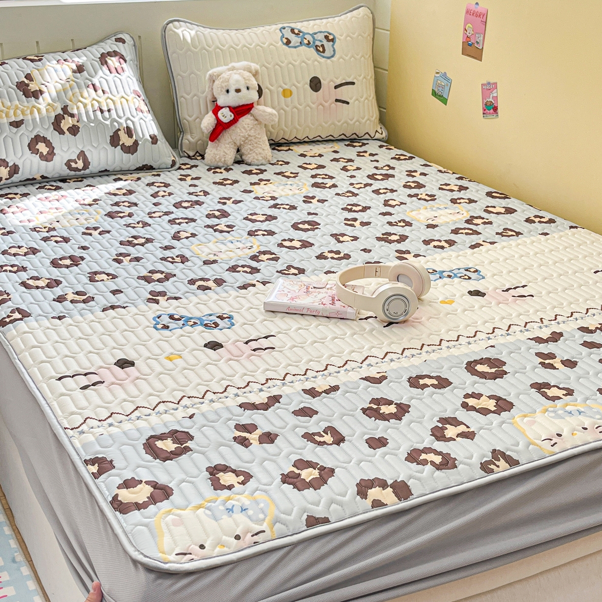 91家纺网 家纺一手货源 找家纺 摩妮卡 2026春夏新款凉感丝印花小清新乳胶凉席席子床笠款三件套 开花猫猫