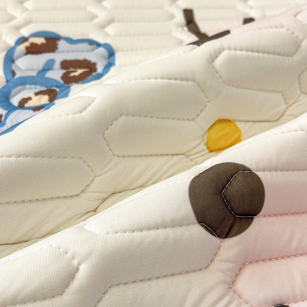 91家纺网 家纺一手货源 找家纺 摩妮卡 2026春夏新款凉感丝印花小清新乳胶凉席席子床笠款三件套 开花猫猫