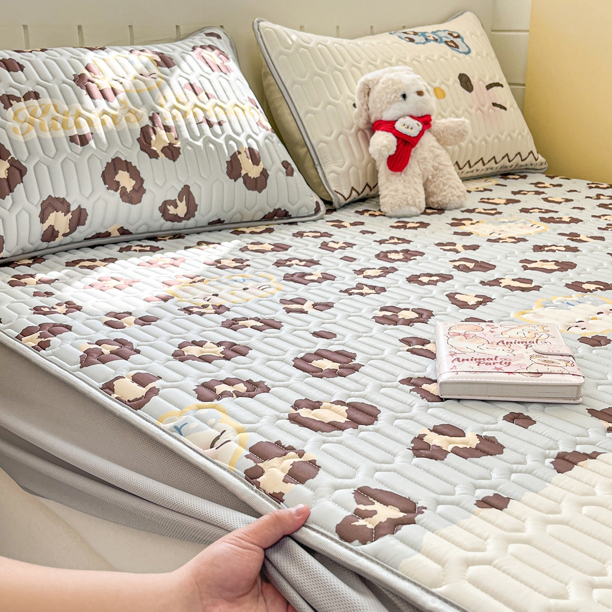 91家纺网 家纺一手货源 找家纺 摩妮卡 2026春夏新款凉感丝印花小清新乳胶凉席席子床笠款三件套 开花猫猫