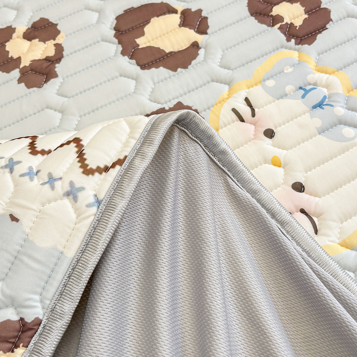 91家纺网 家纺一手货源 找家纺 摩妮卡 2026春夏新款凉感丝印花小清新乳胶凉席席子床笠款三件套 开花猫猫