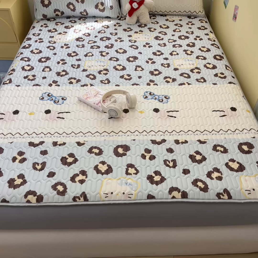 91家纺网 家纺一手货源 找家纺 摩妮卡 2026春夏新款凉感丝印花小清新乳胶凉席席子床笠款三件套 开花猫猫