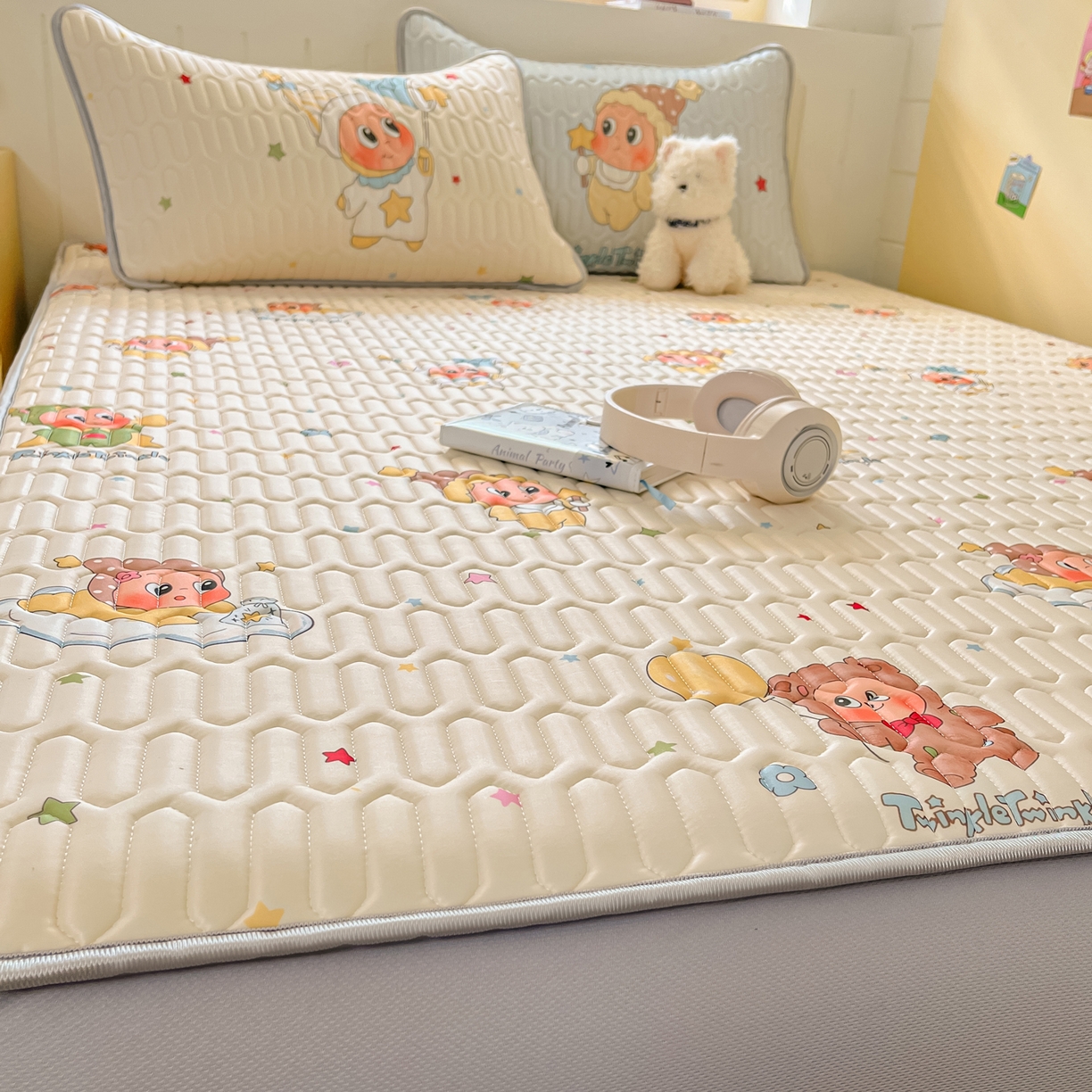 91家纺网 家纺一手货源 找家纺 摩妮卡 2026春夏新款凉感丝印花小清新乳胶凉席席子床笠款三件套 可爱宝宝