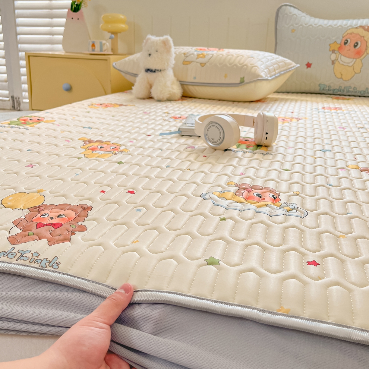 91家纺网 家纺一手货源 找家纺 摩妮卡 2026春夏新款凉感丝印花小清新乳胶凉席席子床笠款三件套 可爱宝宝