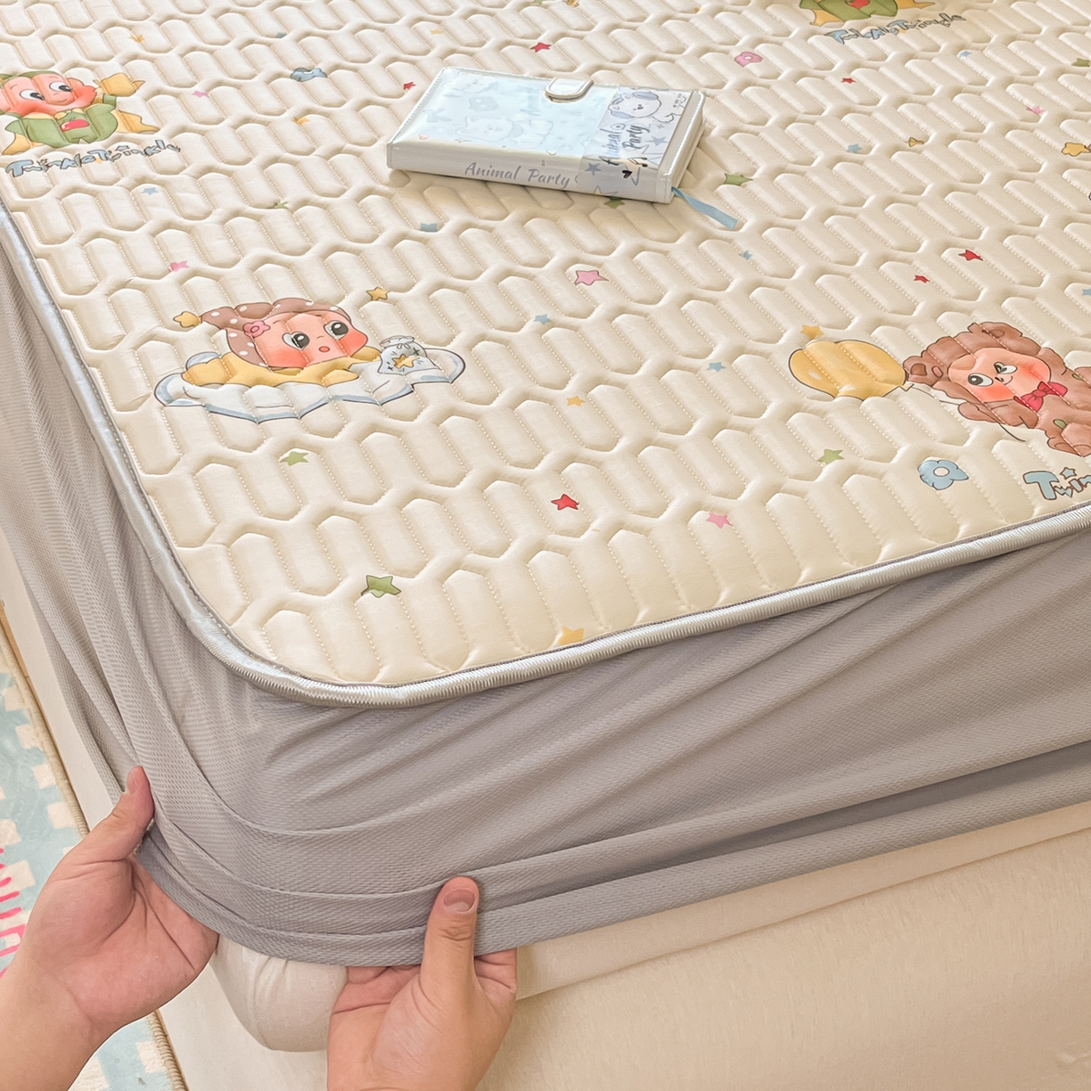 91家纺网 家纺一手货源 找家纺 摩妮卡 2026春夏新款凉感丝印花小清新乳胶凉席席子床笠款三件套 可爱宝宝