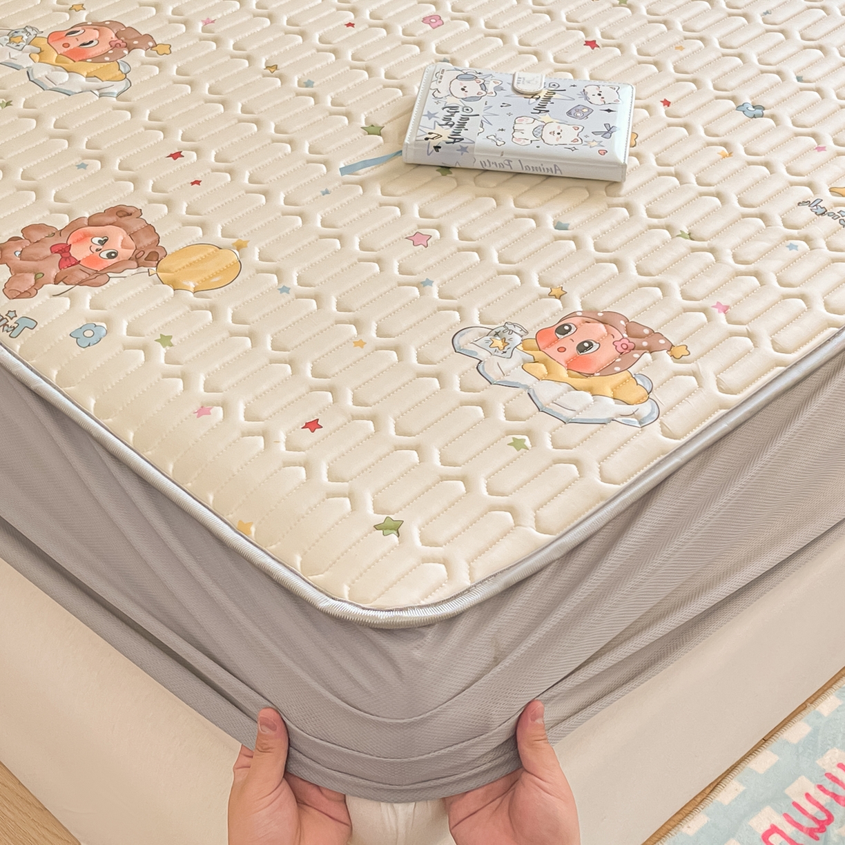 91家纺网 家纺一手货源 找家纺 摩妮卡 2026春夏新款凉感丝印花小清新乳胶凉席席子床笠款三件套 可爱宝宝