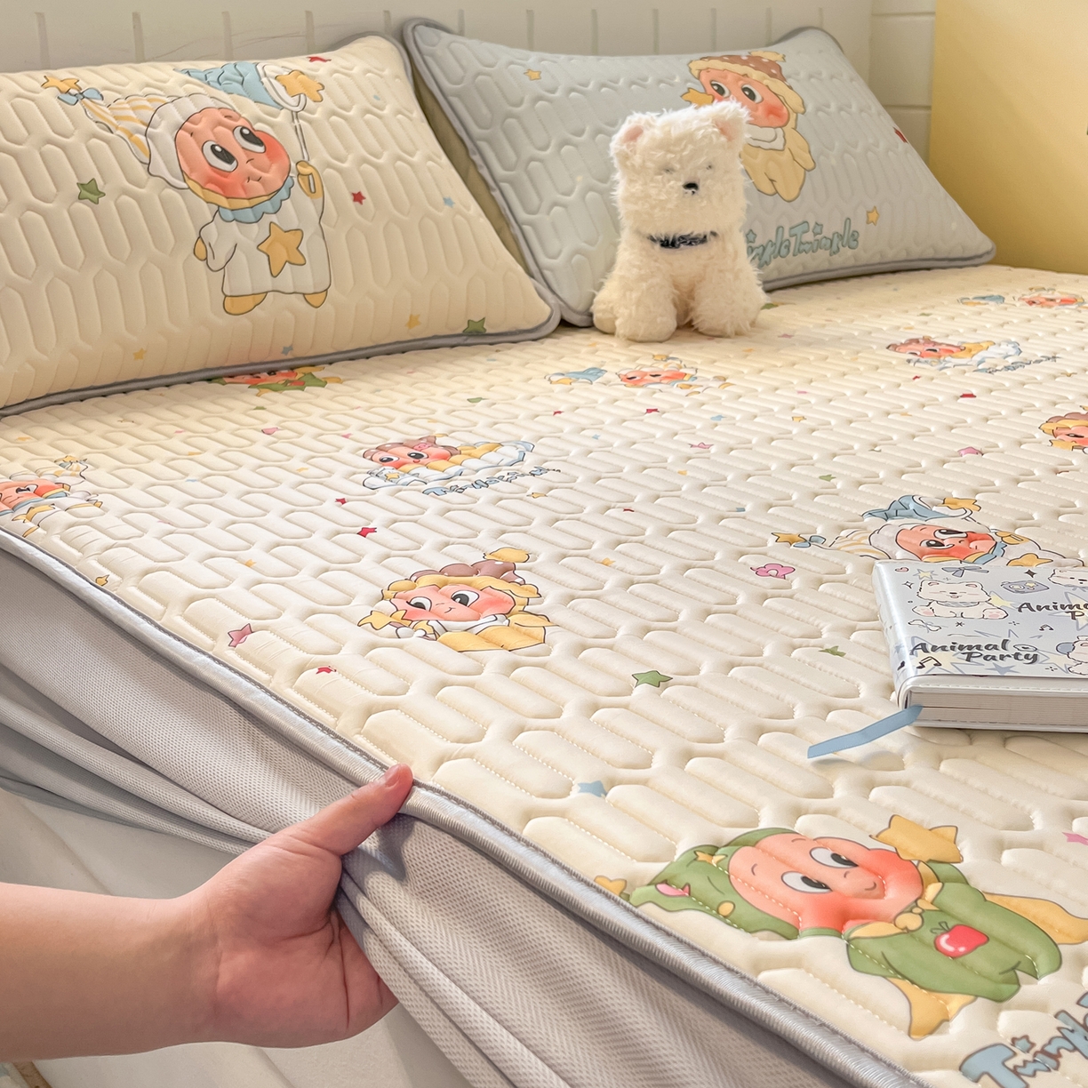 91家纺网 家纺一手货源 找家纺 摩妮卡 2026春夏新款凉感丝印花小清新乳胶凉席席子床笠款三件套 可爱宝宝