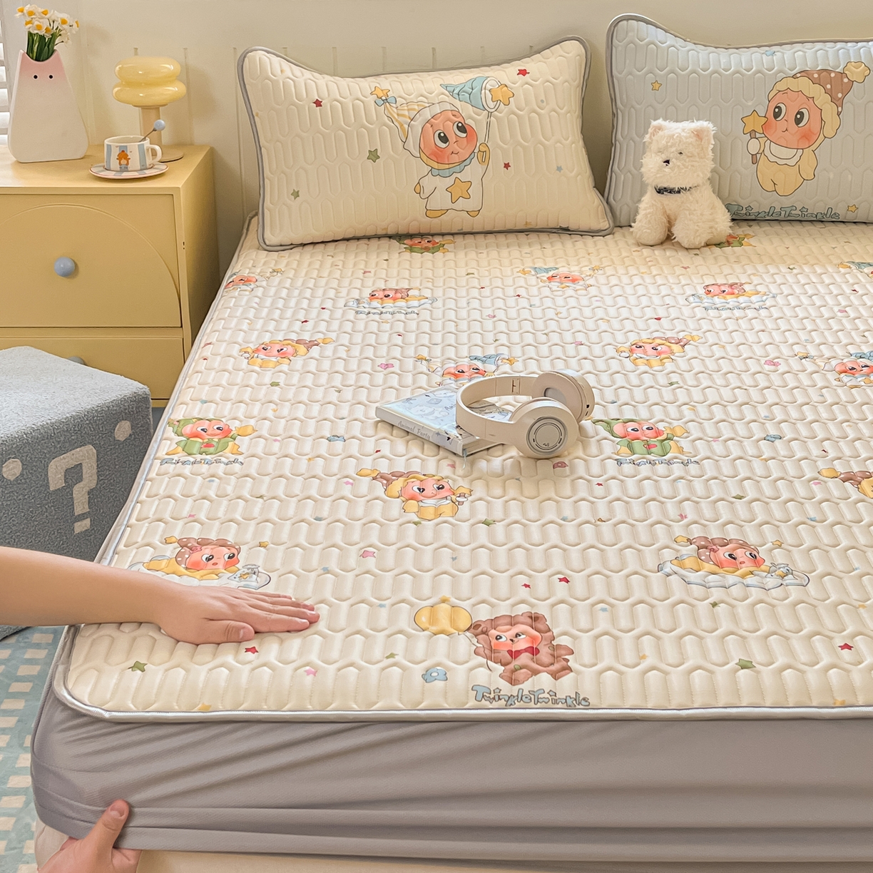 91家纺网 家纺一手货源 找家纺 摩妮卡 2026春夏新款凉感丝印花小清新乳胶凉席席子床笠款三件套 可爱宝宝