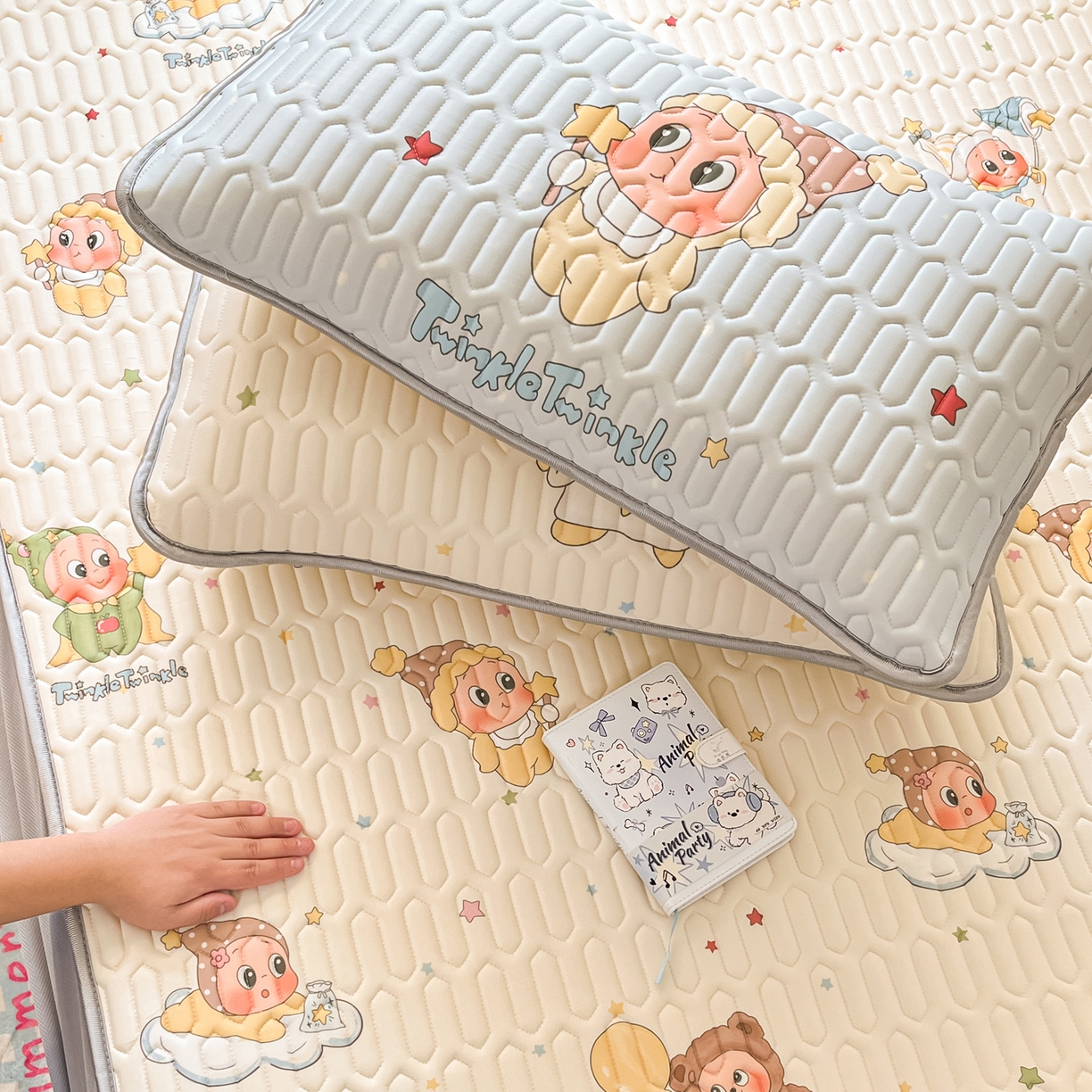 91家纺网 家纺一手货源 找家纺 摩妮卡 2026春夏新款凉感丝印花小清新乳胶凉席席子床笠款三件套 可爱宝宝