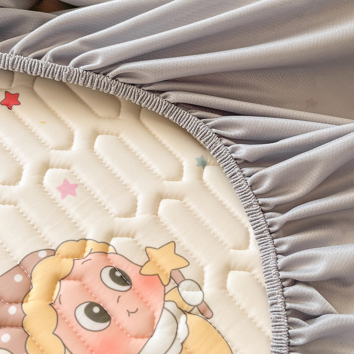 91家纺网 家纺一手货源 找家纺 摩妮卡 2026春夏新款凉感丝印花小清新乳胶凉席席子床笠款三件套 可爱宝宝