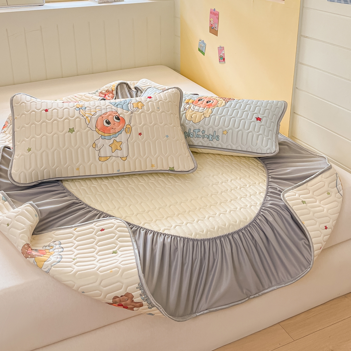 91家纺网 家纺一手货源 找家纺 摩妮卡 2026春夏新款凉感丝印花小清新乳胶凉席席子床笠款三件套 可爱宝宝