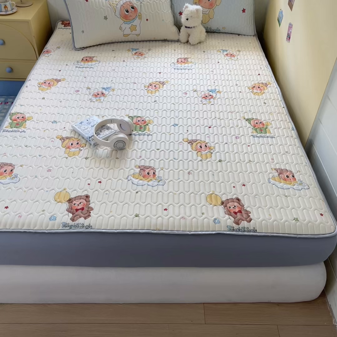 91家纺网 家纺一手货源 找家纺 摩妮卡 2026春夏新款凉感丝印花小清新乳胶凉席席子床笠款三件套 可爱宝宝