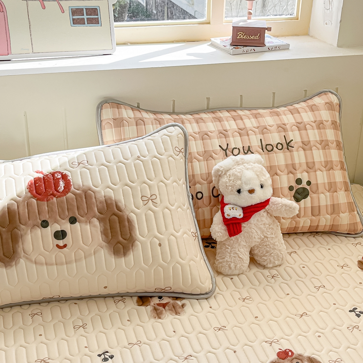 91家纺网 家纺一手货源 找家纺 摩妮卡 2026春夏新款凉感丝印花小清新乳胶凉席席子床笠款三件套 可爱苹果狗