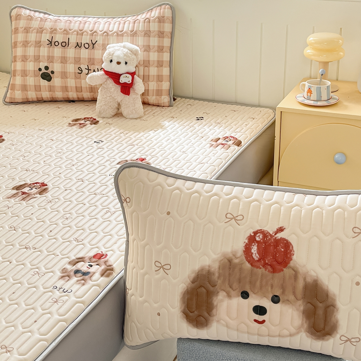 91家纺网 家纺一手货源 找家纺 摩妮卡 2026春夏新款凉感丝印花小清新乳胶凉席席子床笠款三件套 可爱苹果狗