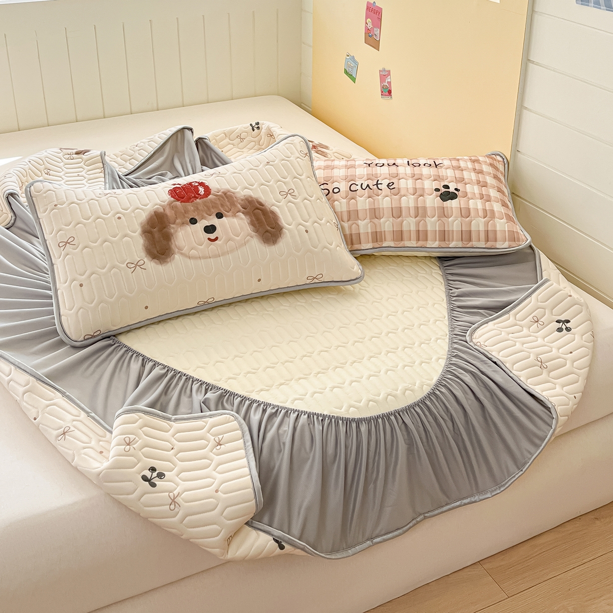 91家纺网 家纺一手货源 找家纺 摩妮卡 2026春夏新款凉感丝印花小清新乳胶凉席席子床笠款三件套 可爱苹果狗