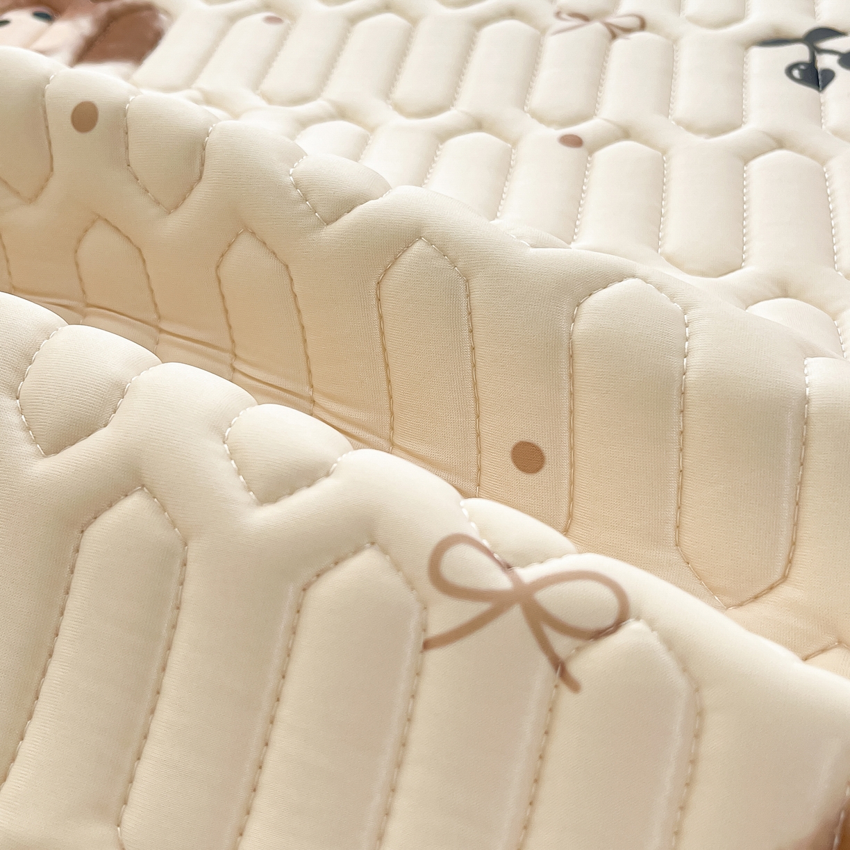 91家纺网 家纺一手货源 找家纺 摩妮卡 2026春夏新款凉感丝印花小清新乳胶凉席席子床笠款三件套 可爱苹果狗