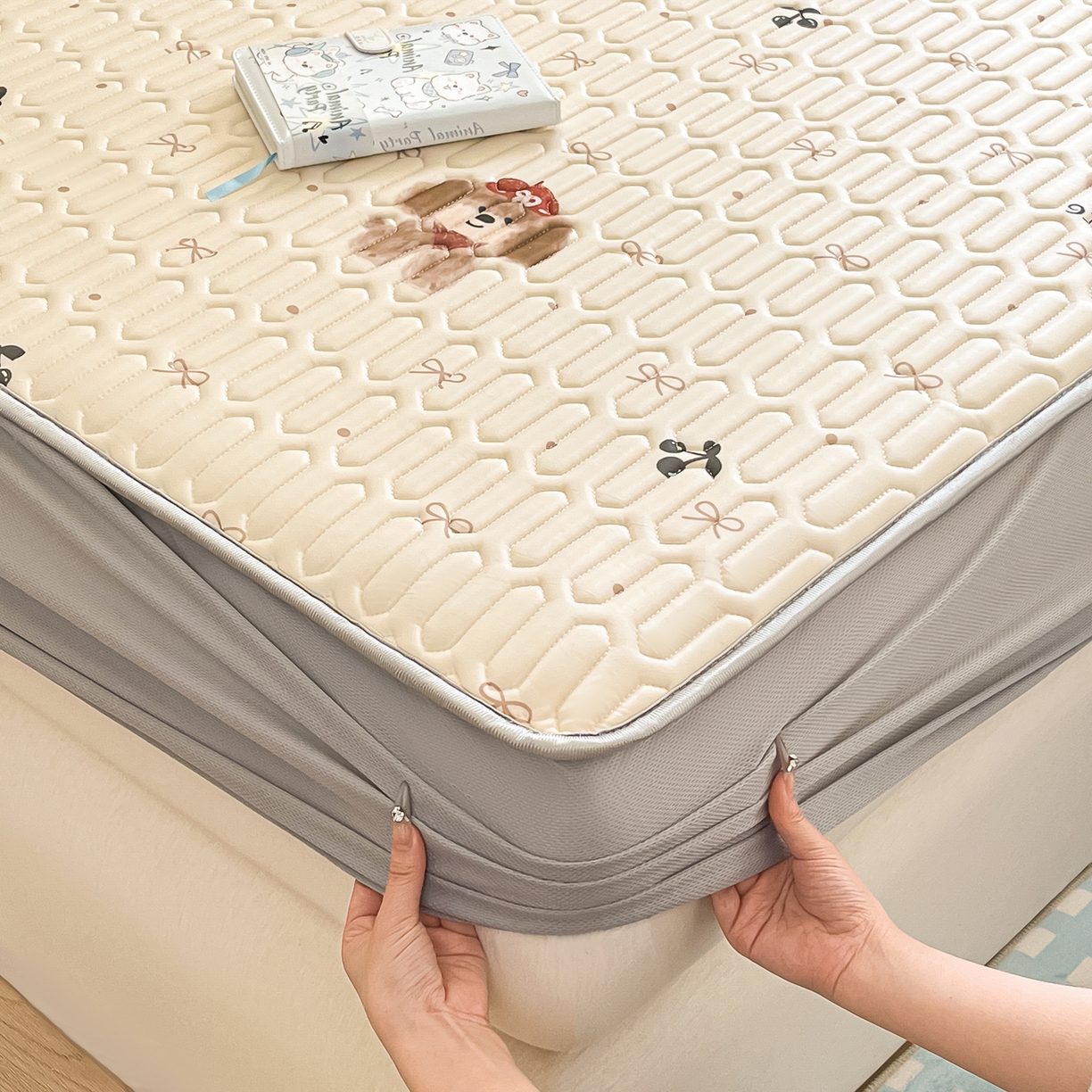 91家纺网 家纺一手货源 找家纺 摩妮卡 2026春夏新款凉感丝印花小清新乳胶凉席席子床笠款三件套 可爱苹果狗