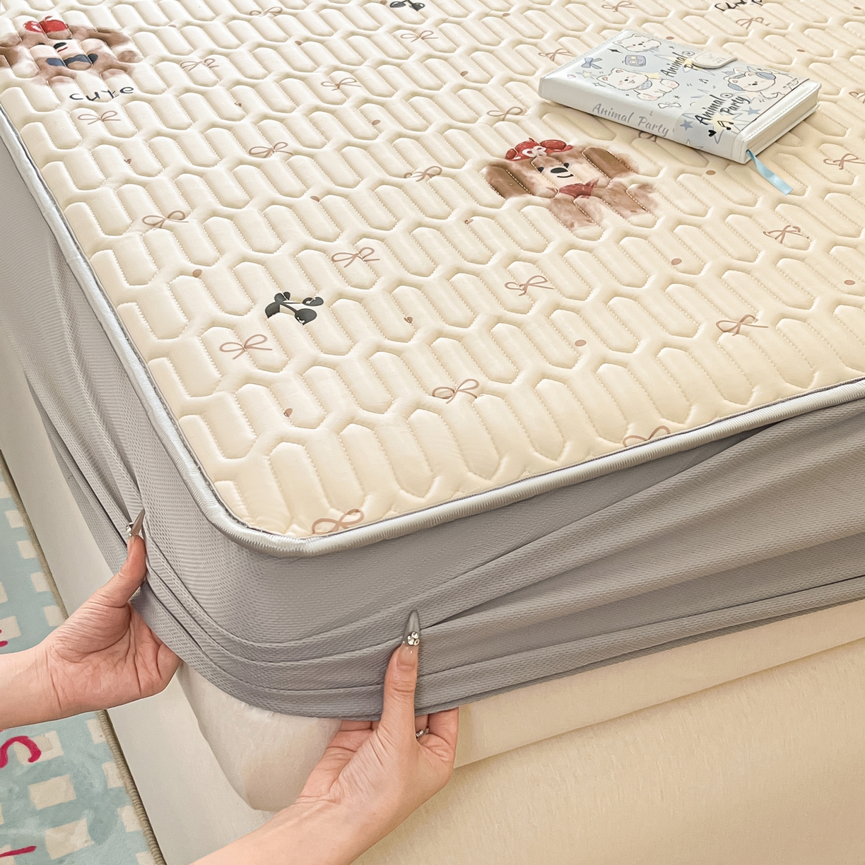 91家纺网 家纺一手货源 找家纺 摩妮卡 2026春夏新款凉感丝印花小清新乳胶凉席席子床笠款三件套 可爱苹果狗