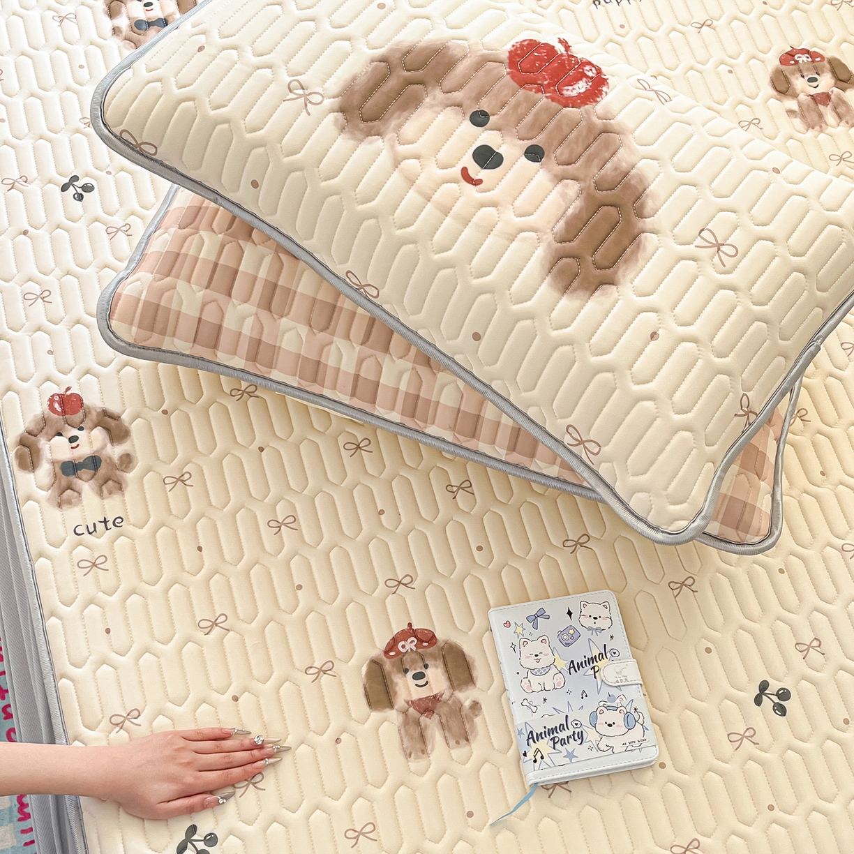 91家纺网 家纺一手货源 找家纺 摩妮卡 2026春夏新款凉感丝印花小清新乳胶凉席席子床笠款三件套 可爱苹果狗