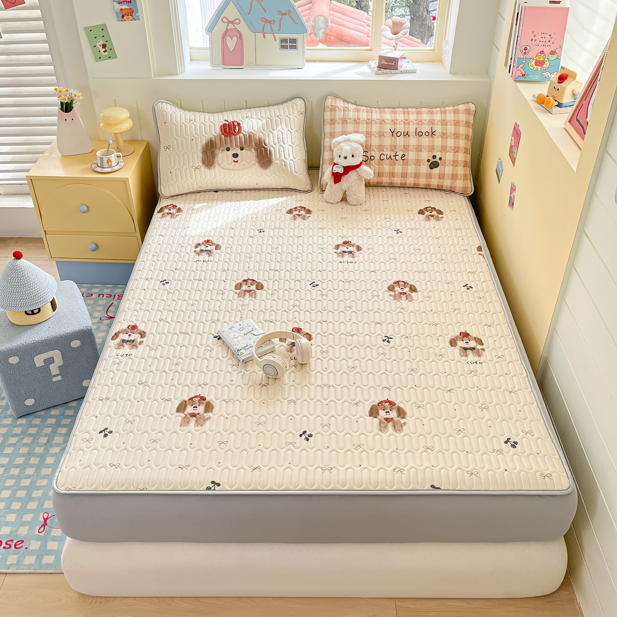 91家纺网 家纺一手货源 找家纺 摩妮卡 2026春夏新款凉感丝印花小清新乳胶凉席席子床笠款三件套 可爱苹果狗