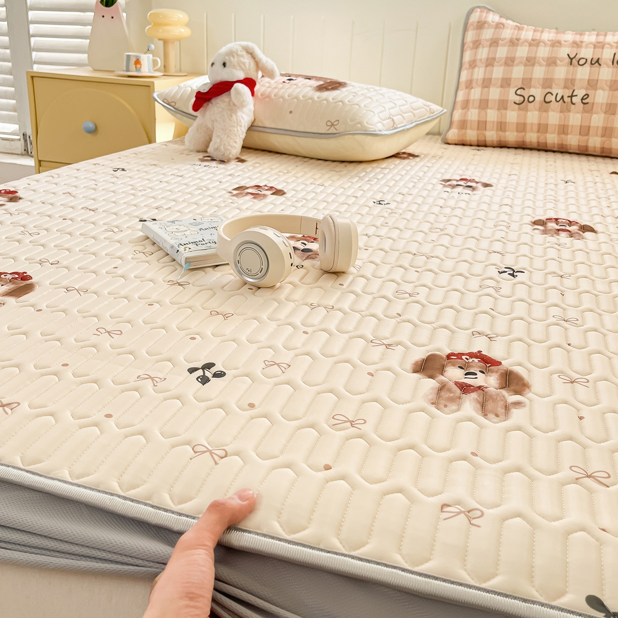 91家纺网 家纺一手货源 找家纺 摩妮卡 2026春夏新款凉感丝印花小清新乳胶凉席席子床笠款三件套 可爱苹果狗