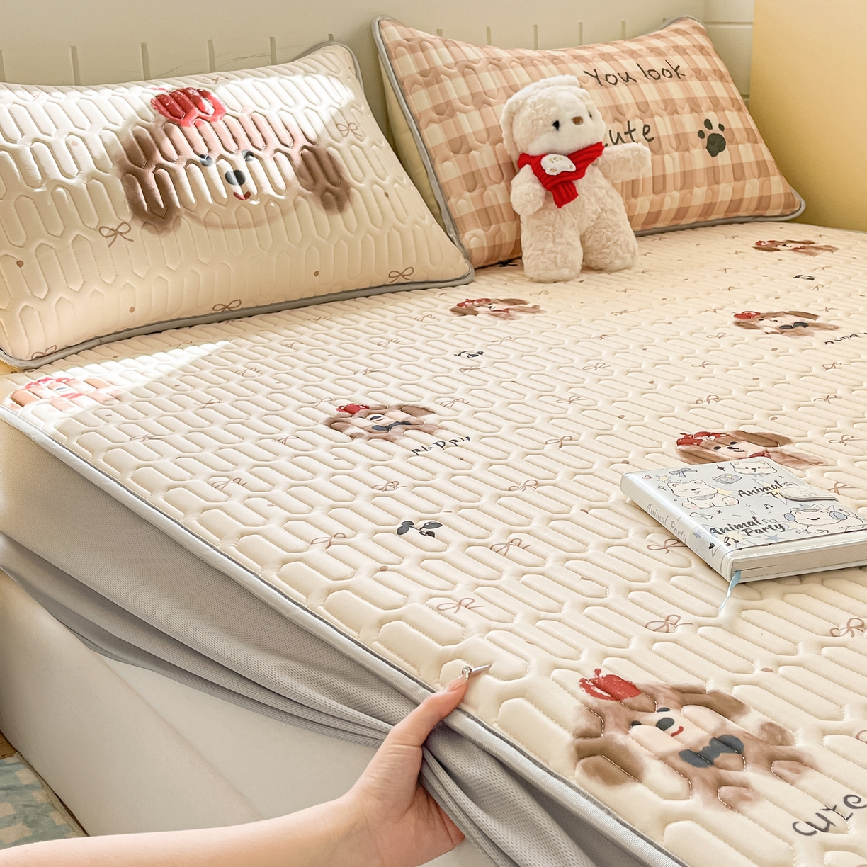 91家纺网 家纺一手货源 找家纺 摩妮卡 2026春夏新款凉感丝印花小清新乳胶凉席席子床笠款三件套 可爱苹果狗