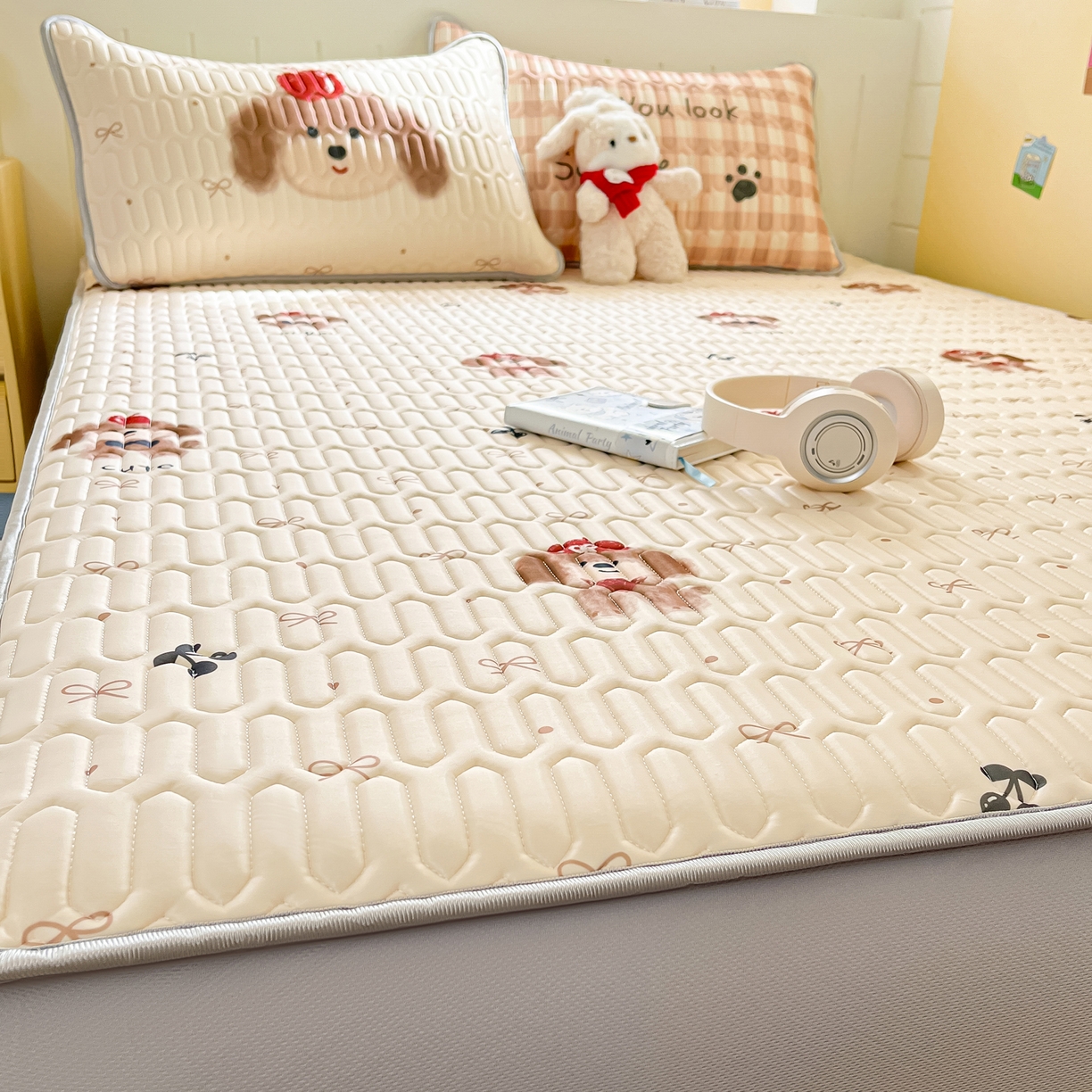 91家纺网 家纺一手货源 找家纺 摩妮卡 2026春夏新款凉感丝印花小清新乳胶凉席席子床笠款三件套 可爱苹果狗