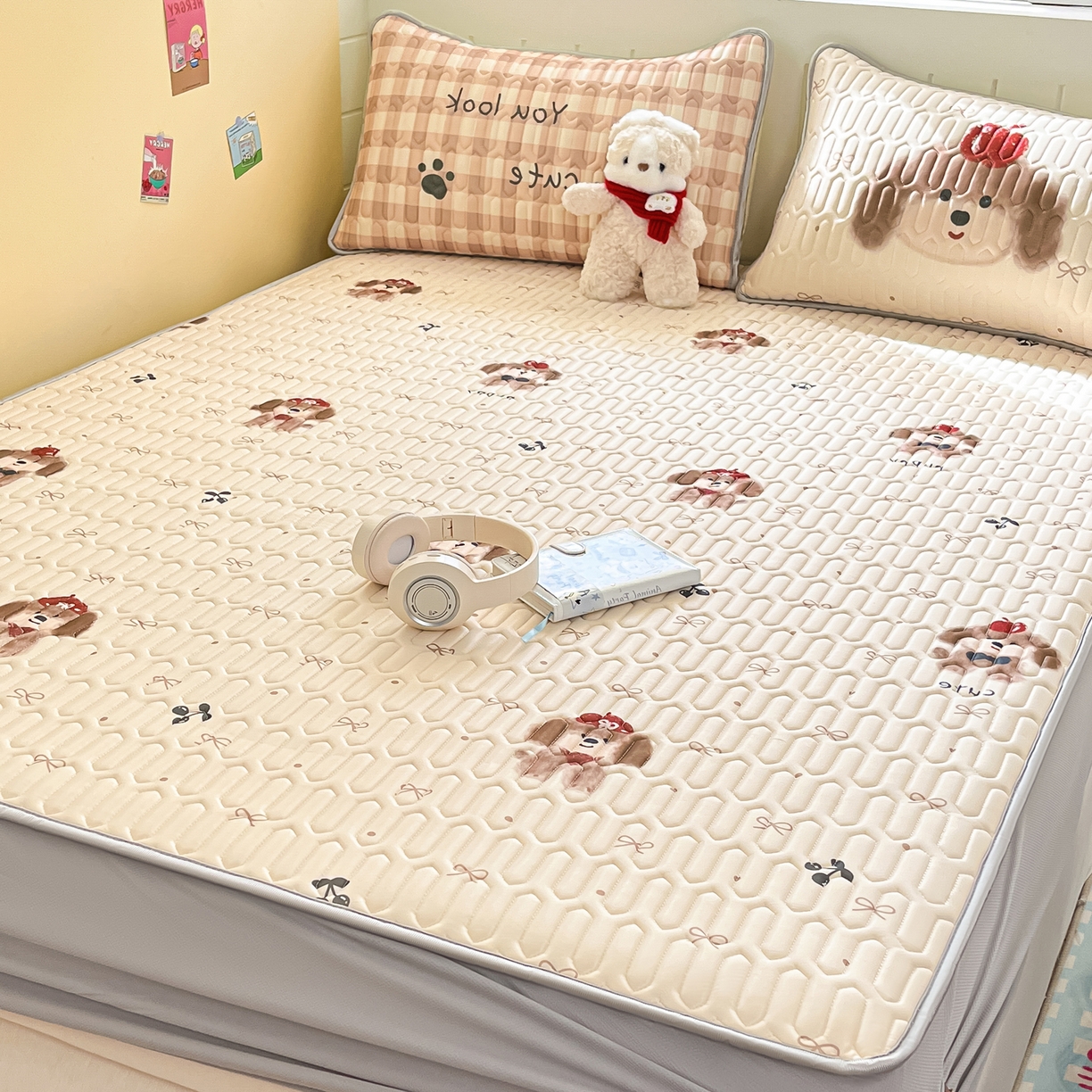 91家纺网 家纺一手货源 找家纺 摩妮卡 2026春夏新款凉感丝印花小清新乳胶凉席席子床笠款三件套 可爱苹果狗