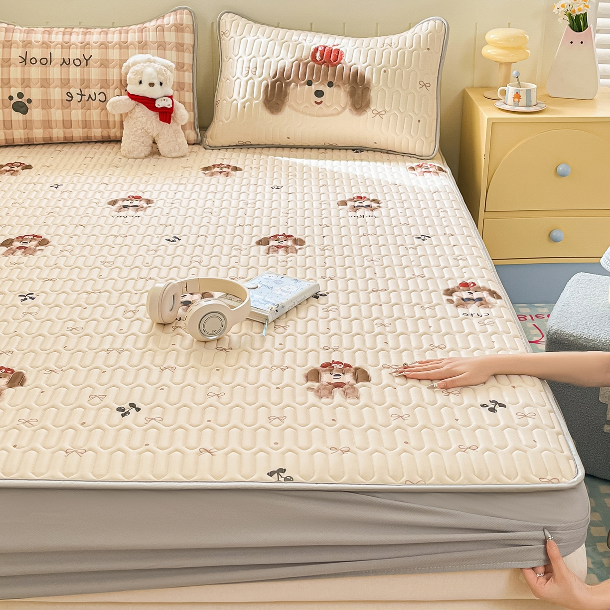 91家纺网 家纺一手货源 找家纺 摩妮卡 2026春夏新款凉感丝印花小清新乳胶凉席席子床笠款三件套 可爱苹果狗