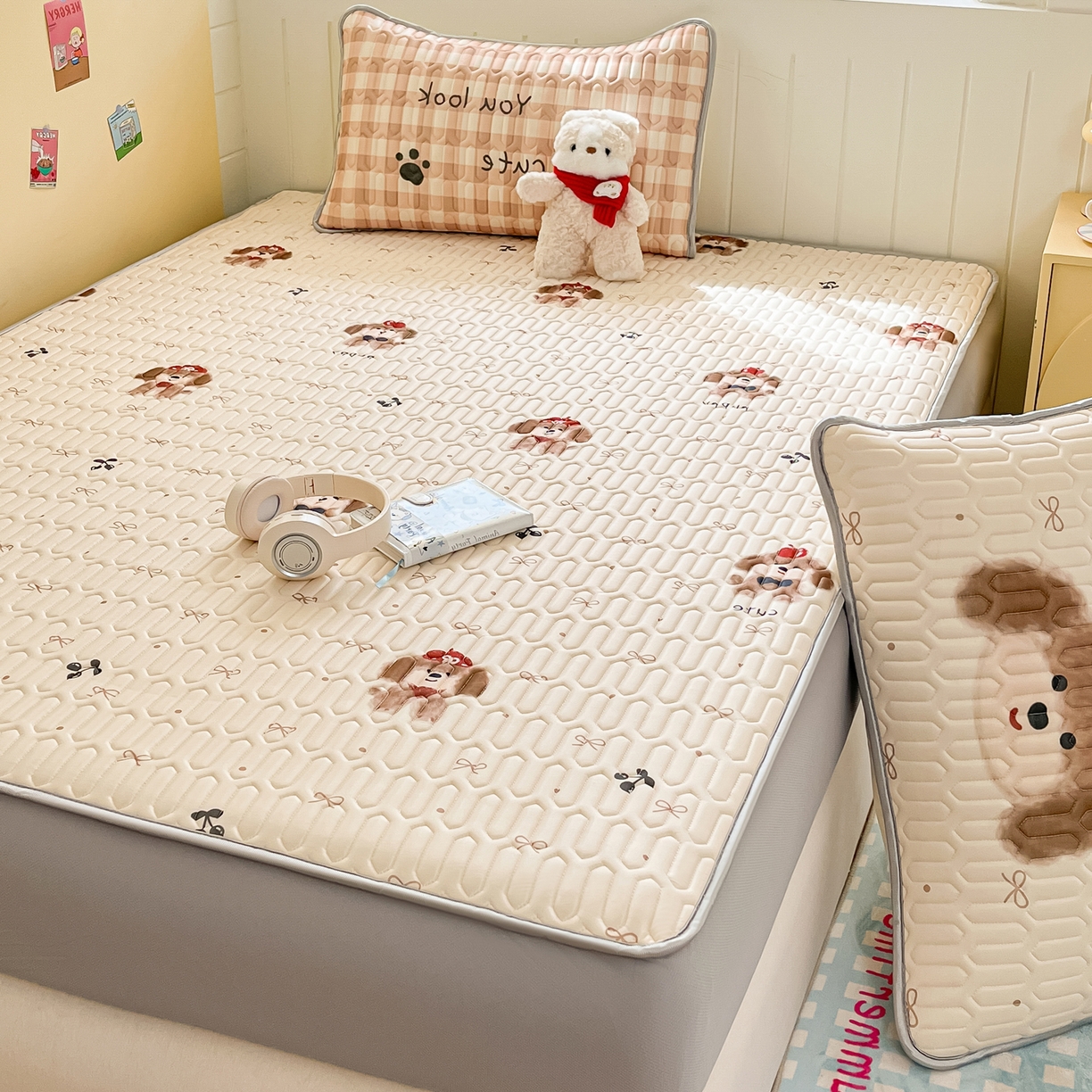 91家纺网 家纺一手货源 找家纺 摩妮卡 2026春夏新款凉感丝印花小清新乳胶凉席席子床笠款三件套 可爱苹果狗