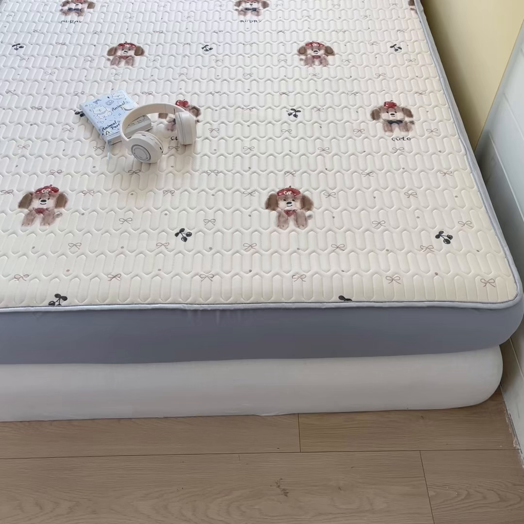 91家纺网 家纺一手货源 找家纺 摩妮卡 2026春夏新款凉感丝印花小清新乳胶凉席席子床笠款三件套 可爱苹果狗