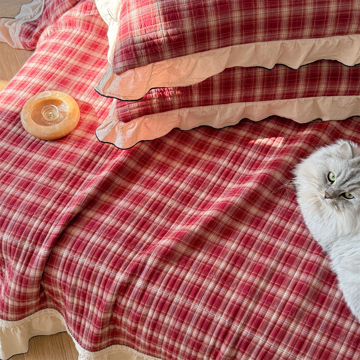 91家纺网 家纺一手货源 找家纺 欣宜家纺 2026新款全棉色织水洗棉床盖三件套 新年红格