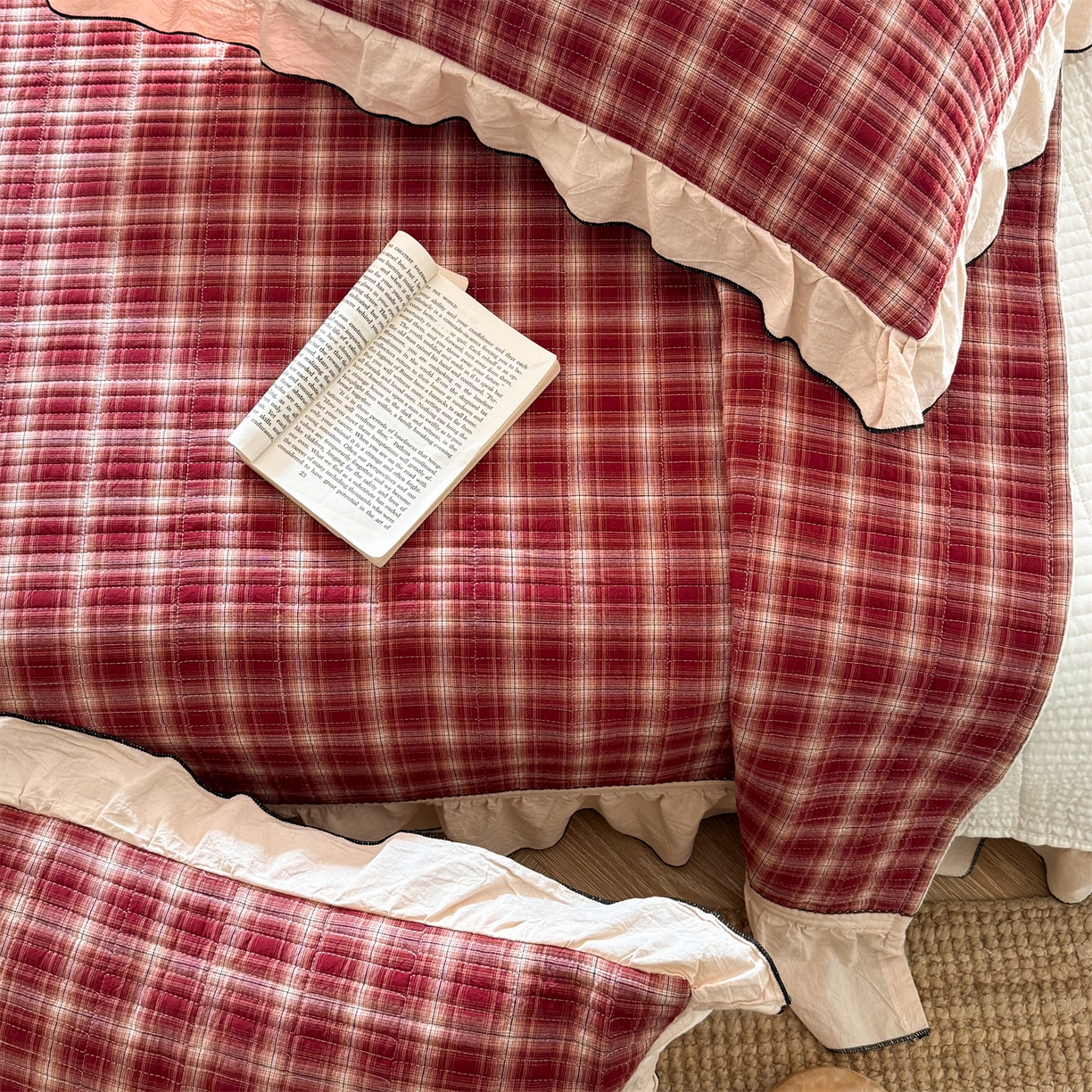 91家纺网 家纺一手货源 找家纺 欣宜家纺 2026新款全棉色织水洗棉床盖三件套 新年红格