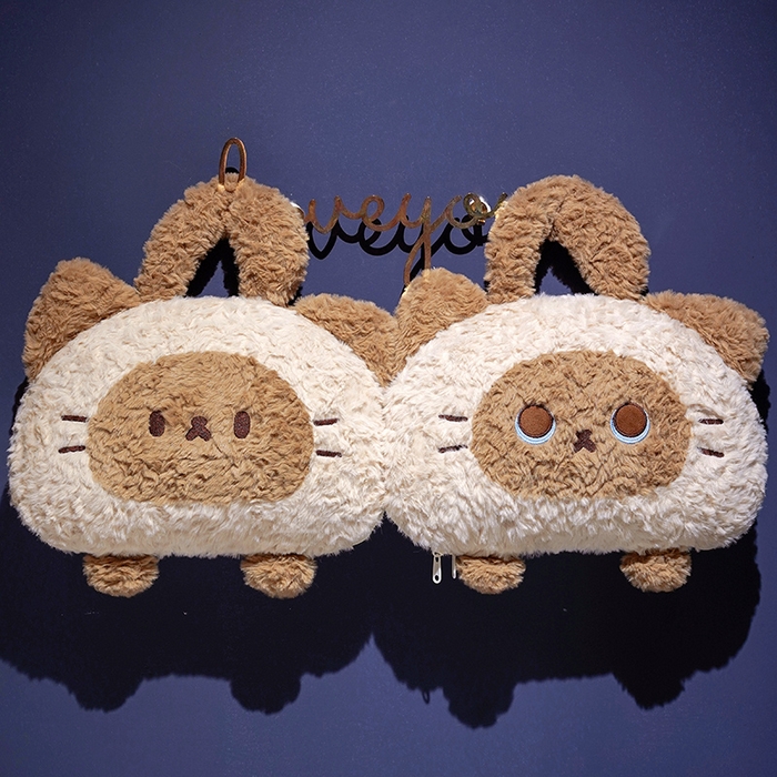 91家纺网 家纺一手货源 找家纺 （总）仟亿莱 2026新款歪耳暹罗猫手提式抱枕被