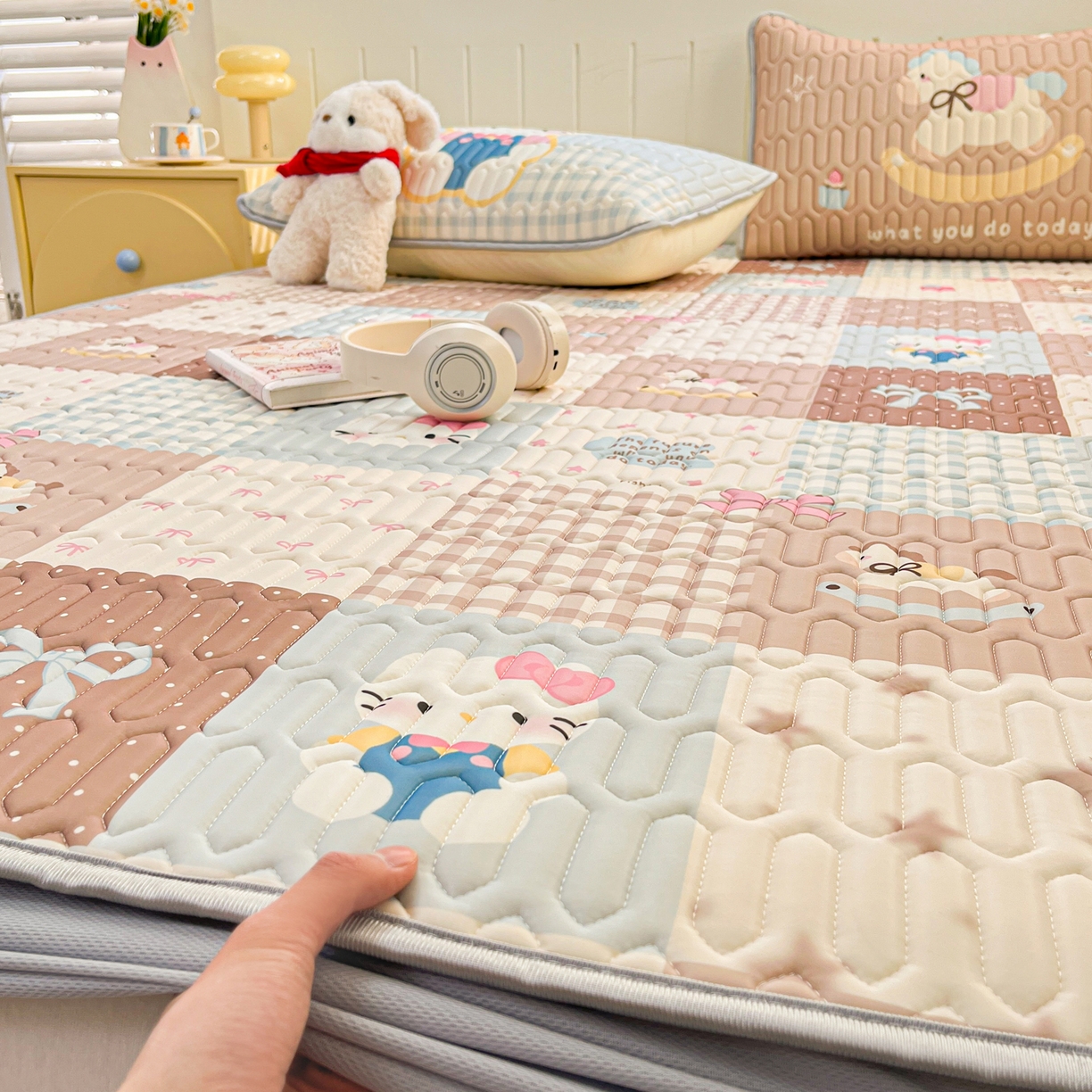 91家纺网 家纺一手货源 找家纺 摩妮卡 2026春夏新款凉感丝印花小清新乳胶凉席席子床笠款三件套 可爱甜心