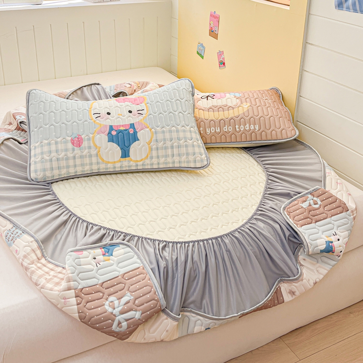 91家纺网 家纺一手货源 找家纺 摩妮卡 2026春夏新款凉感丝印花小清新乳胶凉席席子床笠款三件套 可爱甜心