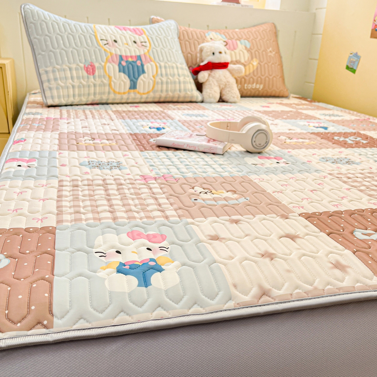 91家纺网 家纺一手货源 找家纺 摩妮卡 2026春夏新款凉感丝印花小清新乳胶凉席席子床笠款三件套 可爱甜心