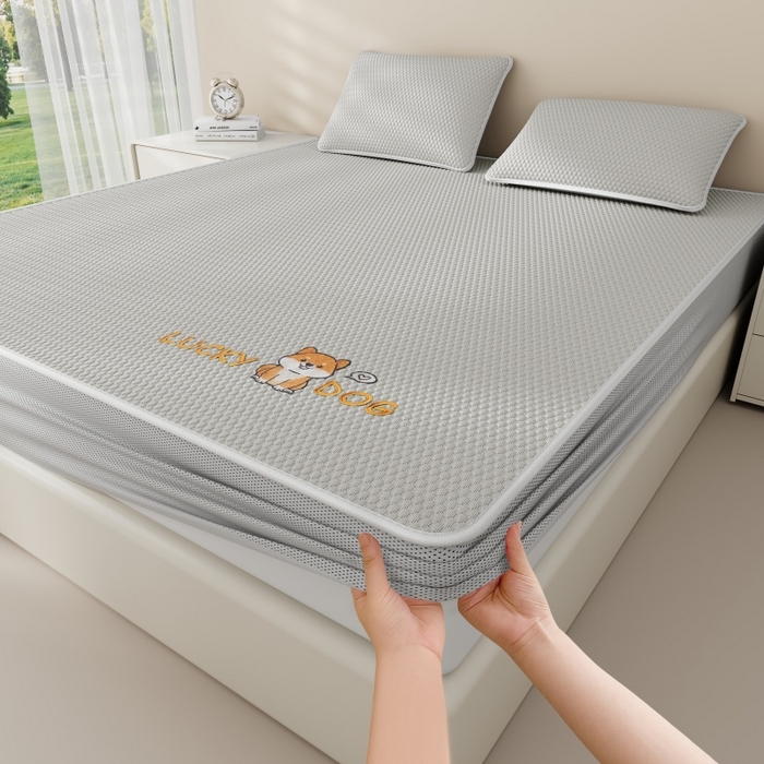 91家纺网 家纺一手货源 找家纺 好福居 2026新款PE冰豆豆席-床笠款-床席款凉席三件套 幸运小狗-灰床笠款