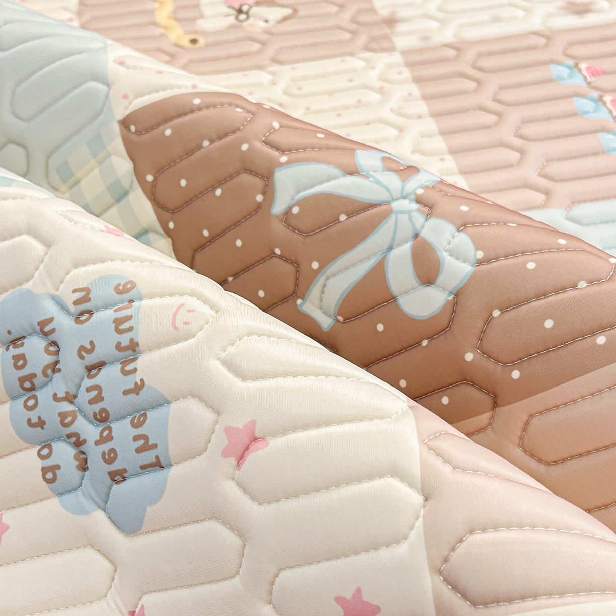 91家纺网 家纺一手货源 找家纺 摩妮卡 2026春夏新款凉感丝印花小清新乳胶凉席席子床笠款三件套 可爱甜心