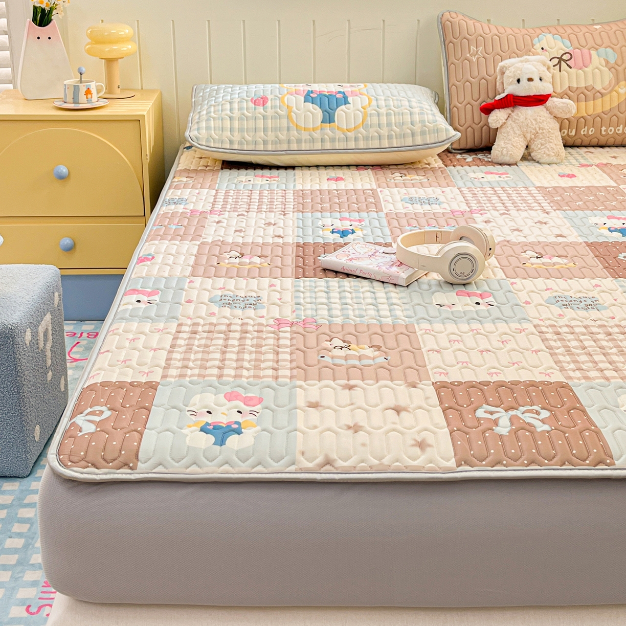 91家纺网 家纺一手货源 找家纺 摩妮卡 2026春夏新款凉感丝印花小清新乳胶凉席席子床笠款三件套 可爱甜心