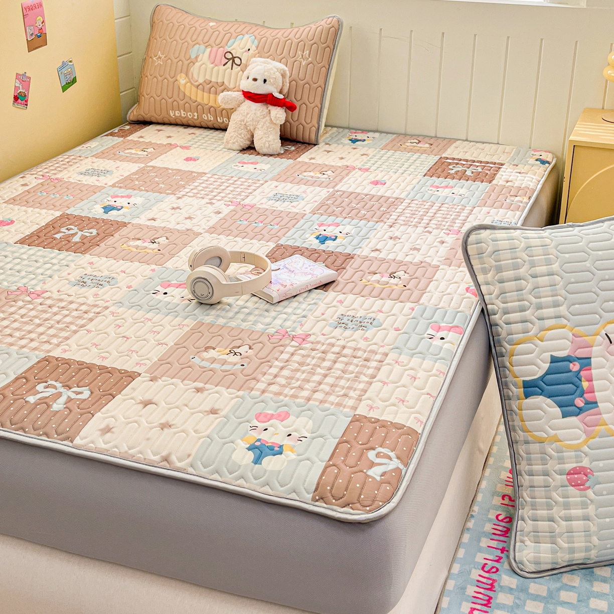 91家纺网 家纺一手货源 找家纺 摩妮卡 2026春夏新款凉感丝印花小清新乳胶凉席席子床笠款三件套 可爱甜心