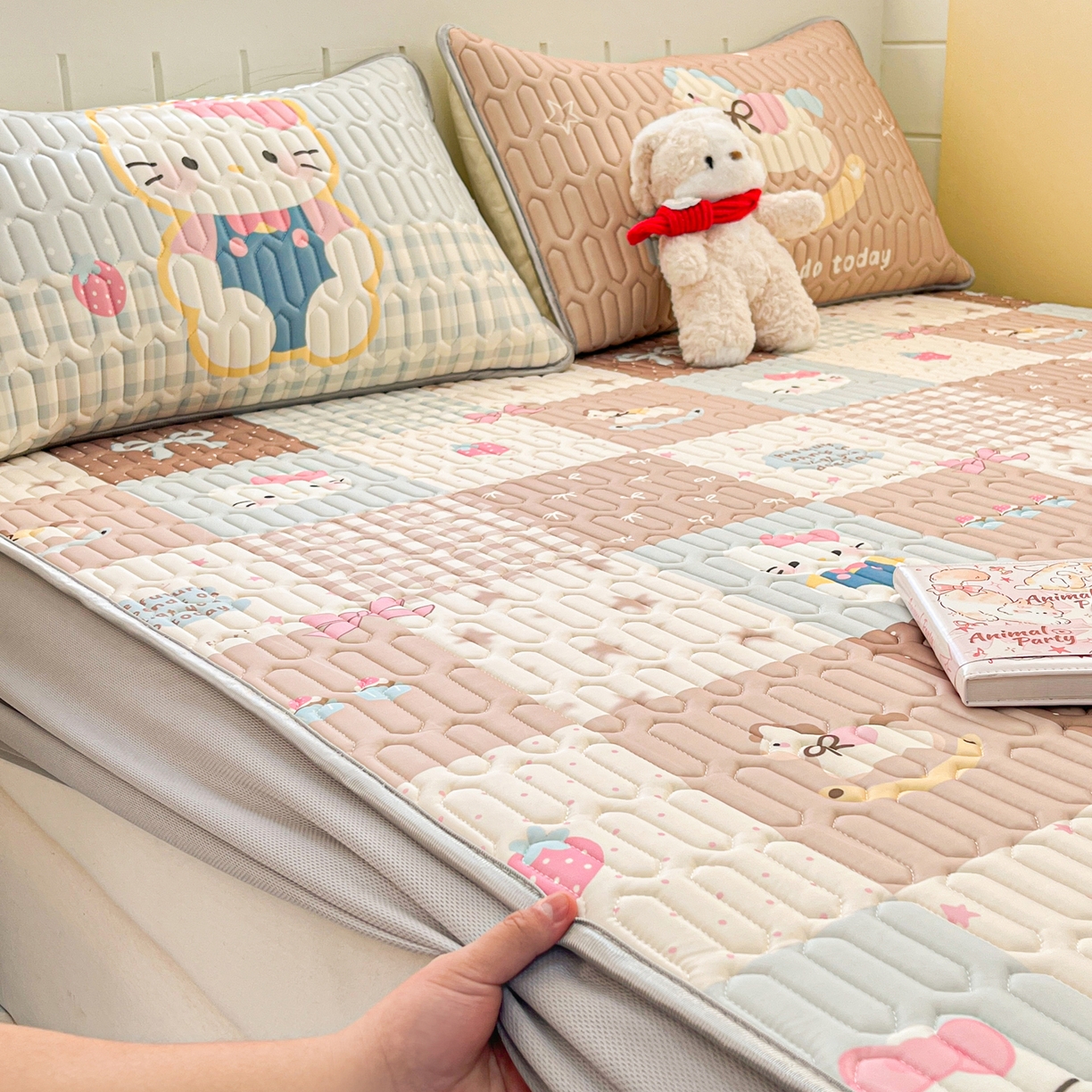 91家纺网 家纺一手货源 找家纺 摩妮卡 2026春夏新款凉感丝印花小清新乳胶凉席席子床笠款三件套 可爱甜心