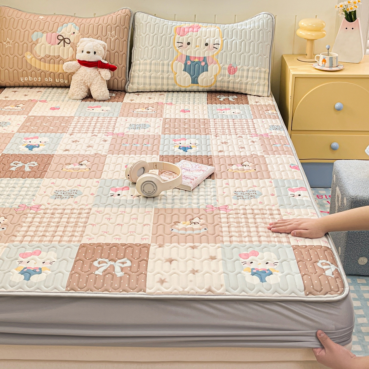 91家纺网 家纺一手货源 找家纺 摩妮卡 2026春夏新款凉感丝印花小清新乳胶凉席席子床笠款三件套 可爱甜心