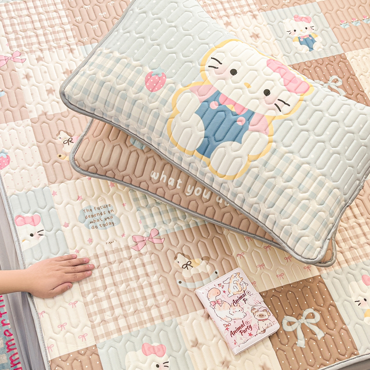 91家纺网 家纺一手货源 找家纺 摩妮卡 2026春夏新款凉感丝印花小清新乳胶凉席席子床笠款三件套 可爱甜心