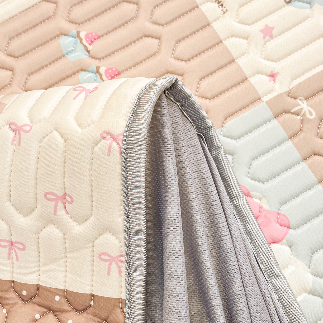 91家纺网 家纺一手货源 找家纺 摩妮卡 2026春夏新款凉感丝印花小清新乳胶凉席席子床笠款三件套 可爱甜心