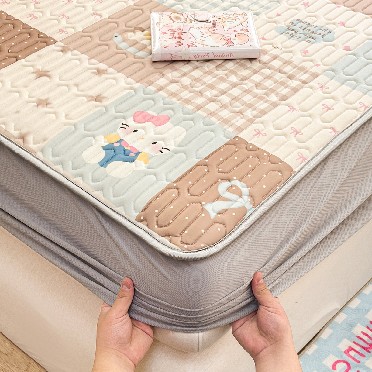 91家纺网 家纺一手货源 找家纺 摩妮卡 2026春夏新款凉感丝印花小清新乳胶凉席席子床笠款三件套 可爱甜心